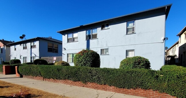 7333 Woodman Ave in Los Angeles, CA - Building Photo - Building Photo