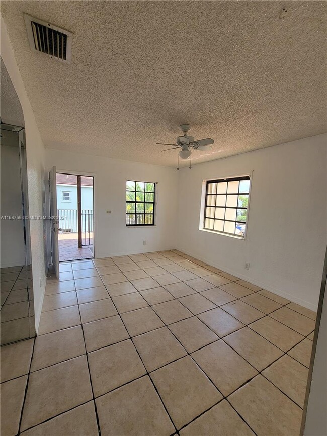 120 NW 43rd Pl in Miami, FL - Building Photo - Building Photo