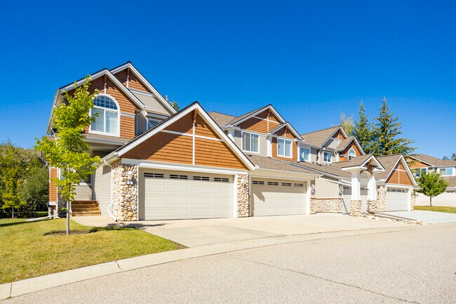 Discovery Heights in Calgary, AB - Building Photo - Primary Photo