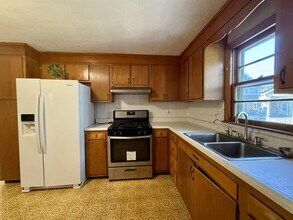 35 Ware St, Unit 1 in Somerville, MA - Building Photo - Building Photo