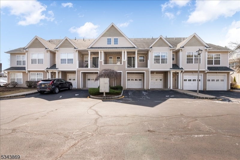 47 Collura Ln in Clifton, NJ - Building Photo