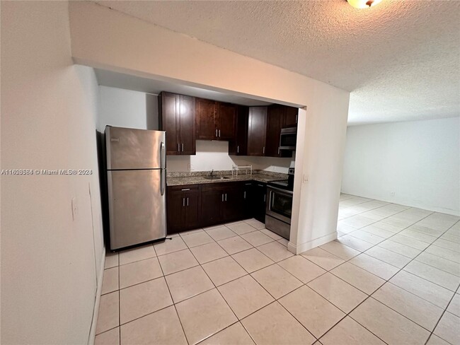 261 NW 42nd St-Unit -2 in Oakland Park, FL - Foto de edificio - Building Photo