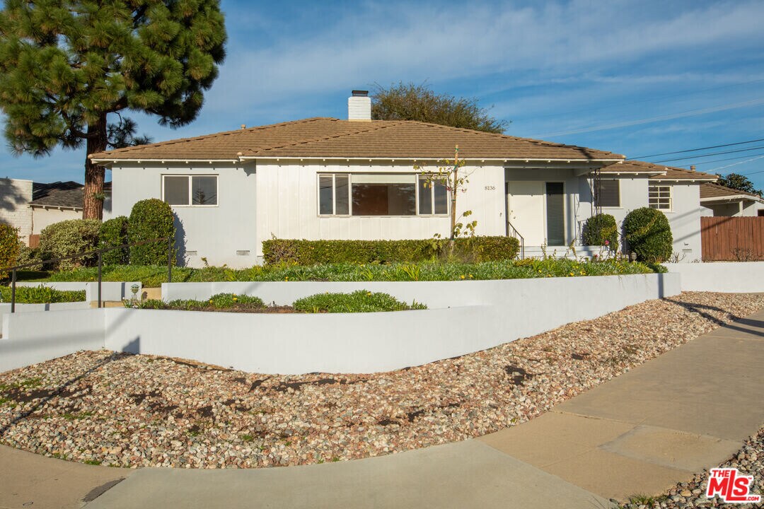 8136 Loyola Blvd in Los Angeles, CA - Building Photo