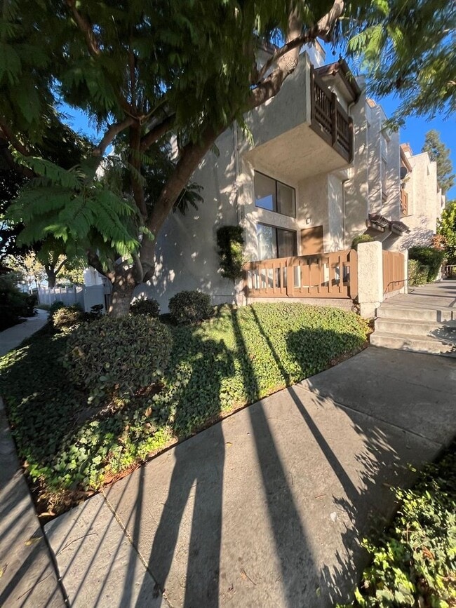 property at 1118 San Gabriel Blvd