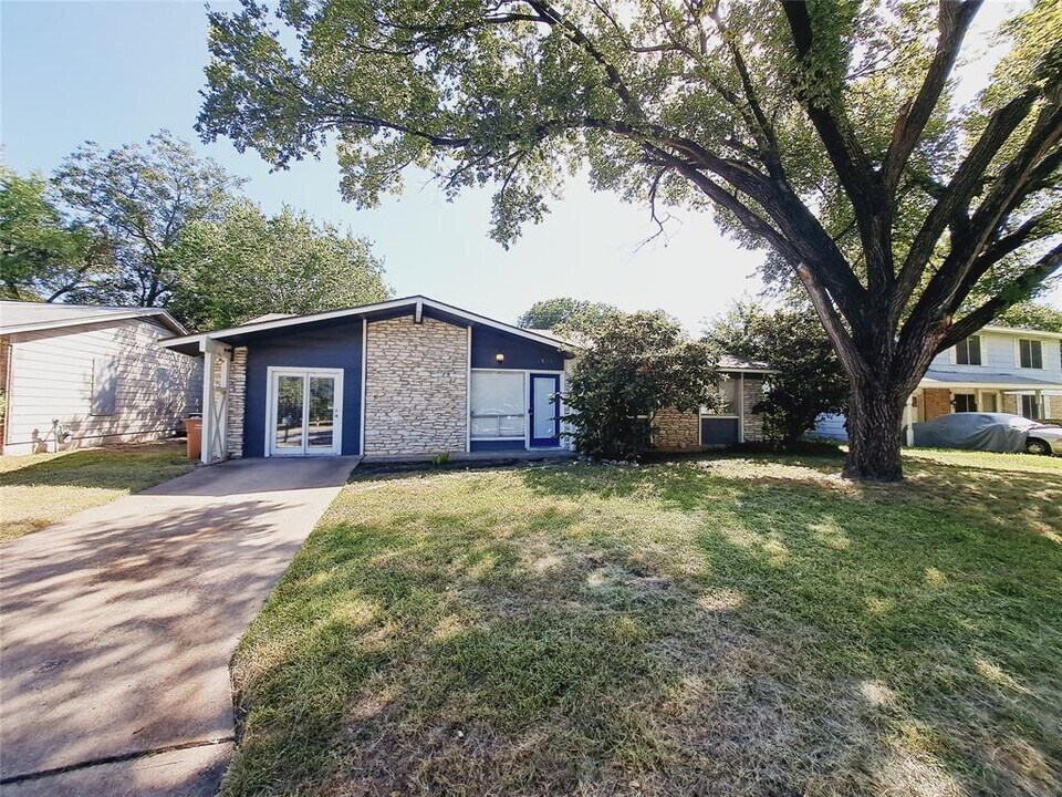 2802 Loyola Ln in Austin, TX - Building Photo
