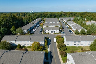 Woodbury Gardens in Woodbury, NY - Building Photo - Building Photo