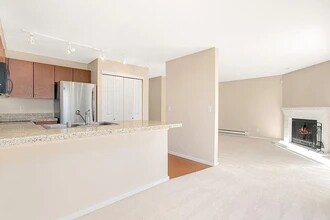 11303 NE 128th St in Kirkland, WA - Foto de edificio - Building Photo