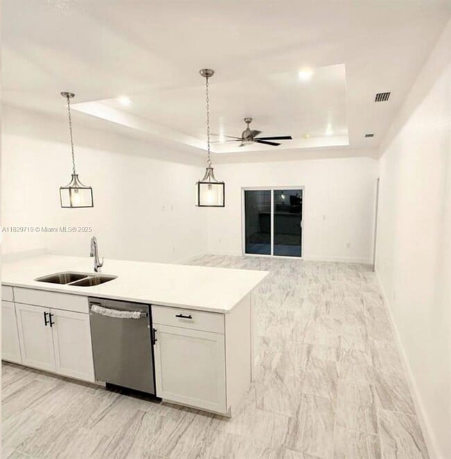 409 Bell Blvd S in Lehigh Acres, FL - Building Photo - Building Photo