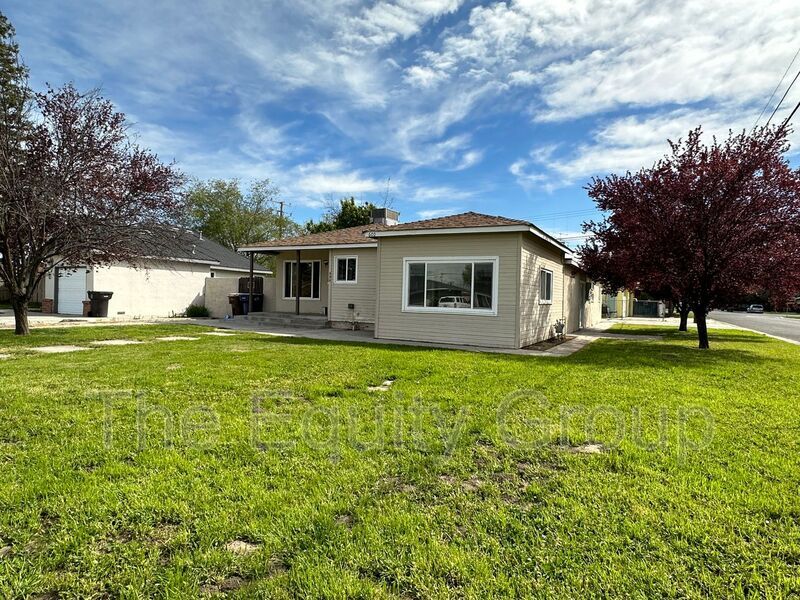 600 N Dickran Dr in Tulare, CA - Building Photo