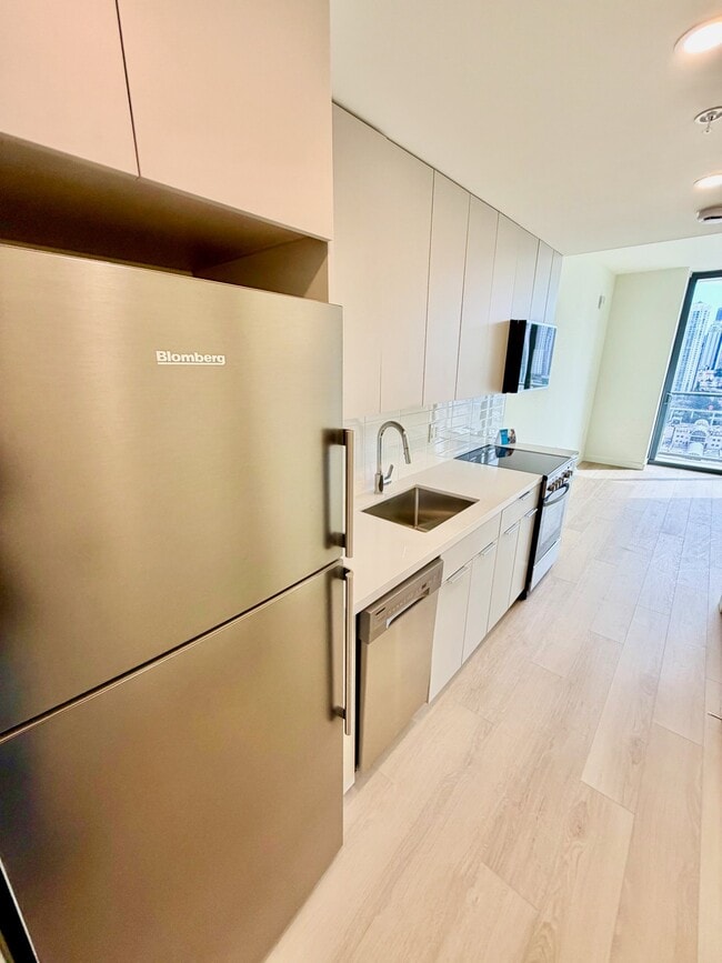 141 NE 2nd St, Unit 900 in Miami, FL - Building Photo - Building Photo