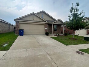 1014 Lady Bird St in Ennis, TX - Building Photo - Building Photo