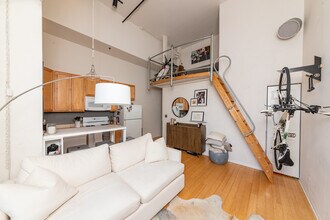 400 W Ontario St, Unit 708B in Chicago, IL - Building Photo - Building Photo