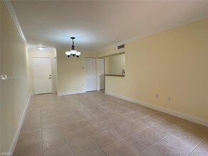 9735 Fontainebleau Blvd in Miami, FL - Building Photo - Building Photo