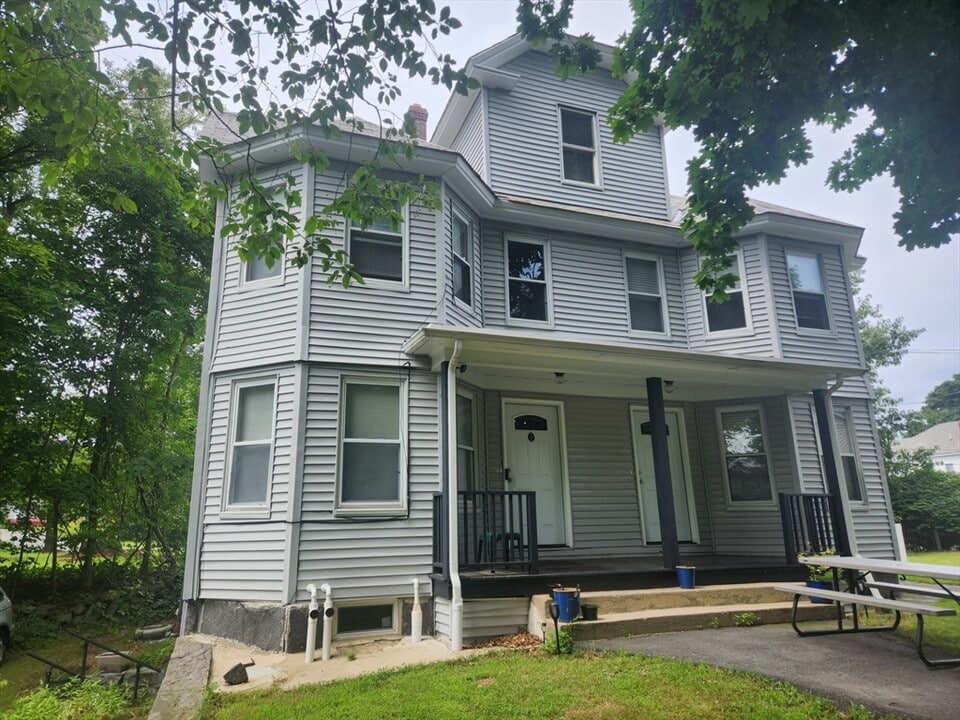 6 Pond Ct in Leominster, MA - Building Photo