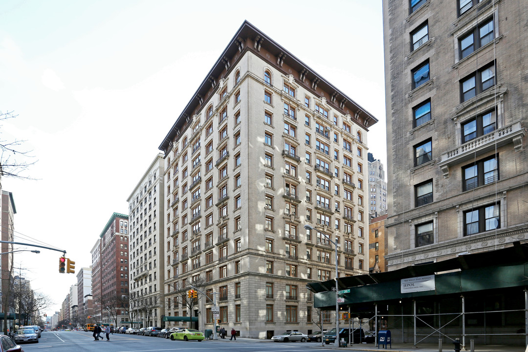 895 W End Ave in New York, NY - Building Photo