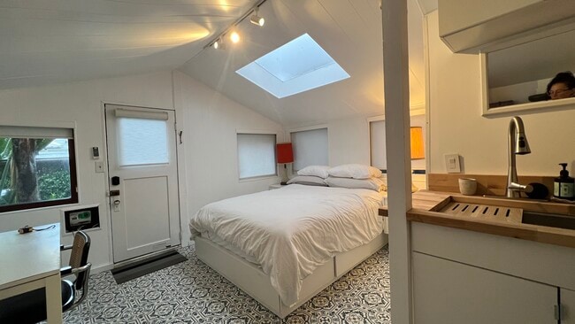 880 Commonwealth Ave in Los Angeles, CA - Building Photo - Building Photo