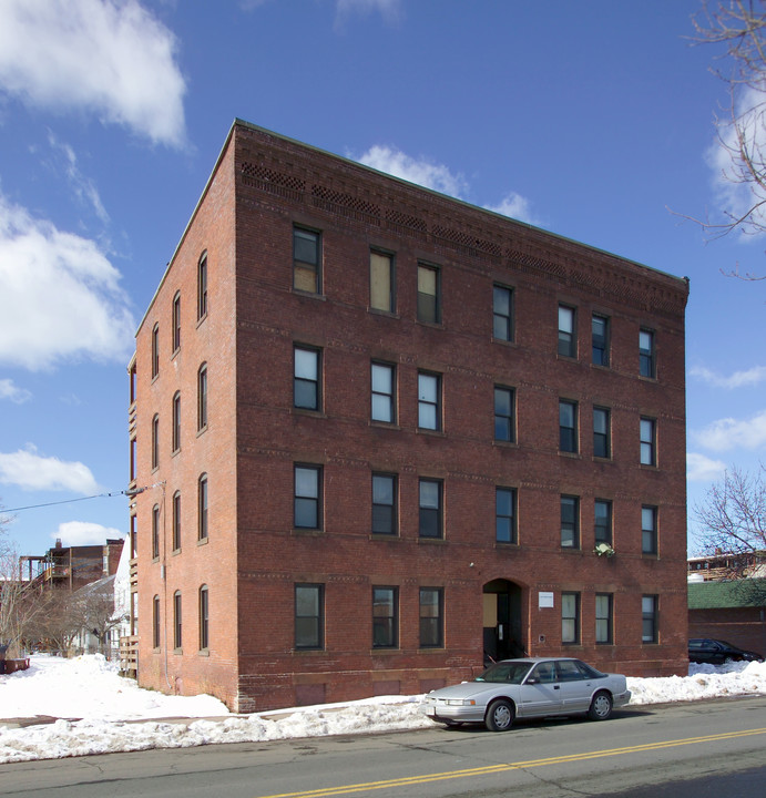 16 Cabot St in Holyoke, MA - Building Photo