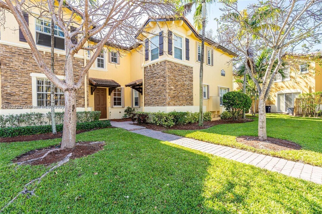 9277 SW 227th St in Cutler Bay, FL - Building Photo