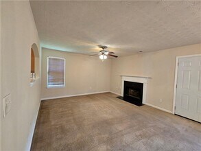 5636 One Lake Way in College Park, GA - Building Photo - Building Photo