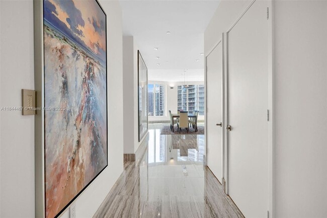 901 Brickell Key Blvd, Unit 3204 in Miami, FL - Building Photo - Building Photo