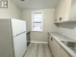 229 Crestwood Rd in Vaughan, ON - Building Photo - Building Photo