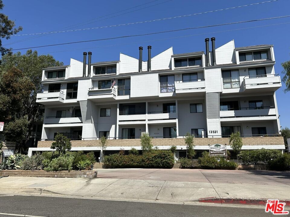 13331 Moorpark St in Los Angeles, CA - Foto de edificio