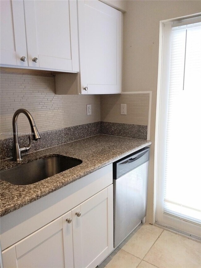 10001 W Bay Harbor Dr in Bay Harbor Islands, FL - Building Photo - Building Photo