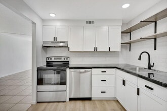 500 Executive Center Dr in West Palm Beach, FL - Building Photo - Building Photo