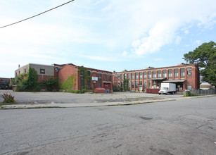 90-100 Garfield Ave in New London, CT - Building Photo - Building Photo