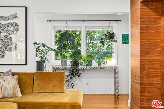 10275 Oletha Ln in Los Angeles, CA - Building Photo - Building Photo