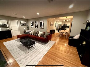404 S Beachwood Dr in Burbank, CA - Building Photo - Building Photo