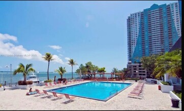 801 Brickell Bay Dr in Miami, FL - Building Photo - Building Photo