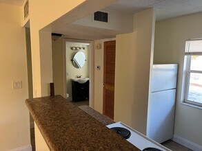 Baywalk Apartments in St. Petersburg, FL - Building Photo - Building Photo