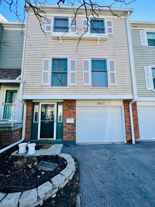 2021 Farnham Ct in Schaumburg, IL - Building Photo