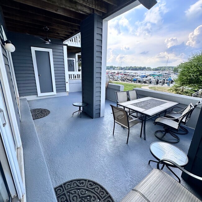 18713 Vineyard Point Ln, Unit Lakefront Ground Floor 2B in Cornelius, NC - Building Photo - Building Photo
