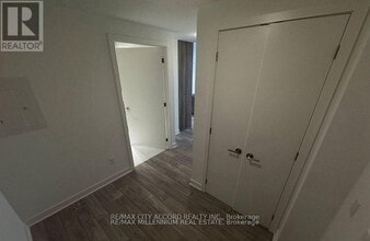 11 Yorkville Ave in Toronto, ON - Building Photo - Building Photo