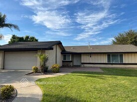1070 Country Club Ln in Corona, CA - Building Photo