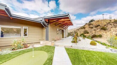 7300 Santa Susana Pass Rd in Simi Valley, CA - Foto de edificio - Building Photo