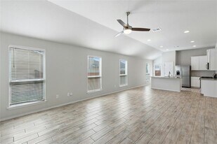 120 Lyndon Dr in San Marcos, TX - Building Photo