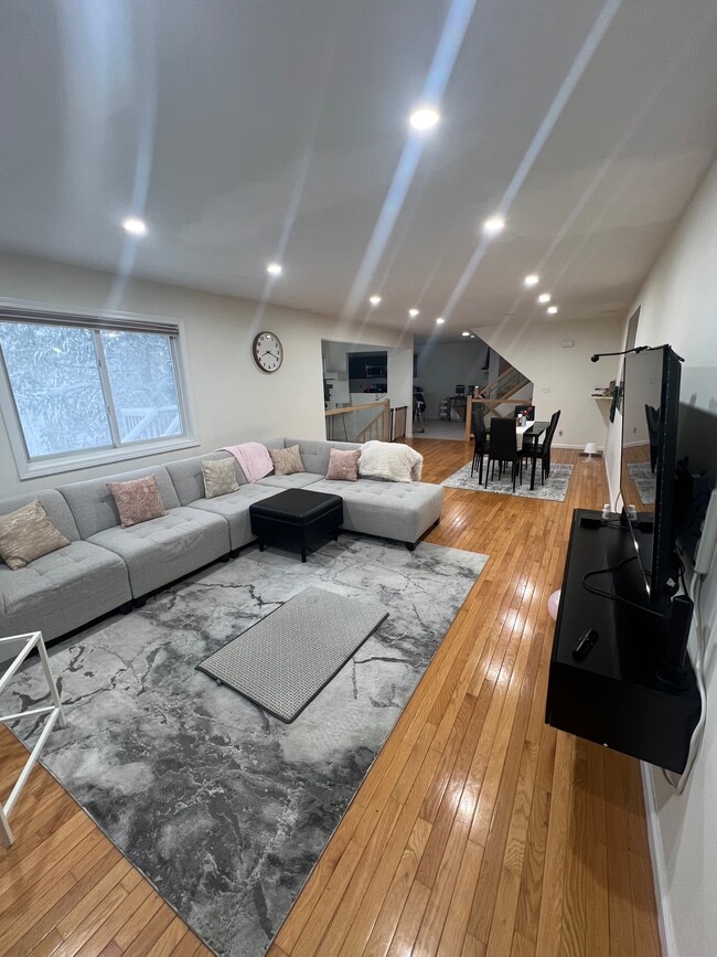 411 Captain Eames Cir in Ashland, MA - Foto de edificio - Building Photo