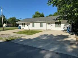 702 N Washington St in Marion, IL - Building Photo