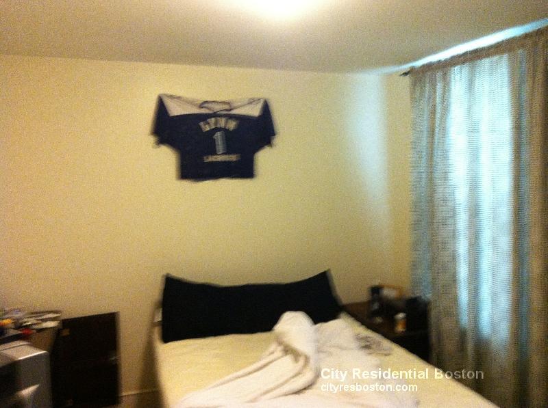 218 W 8th St in Boston, MA - Building Photo