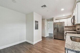 650 E Tarpon Ave, Unit C1 in Tarpon Springs, FL - Building Photo - Building Photo