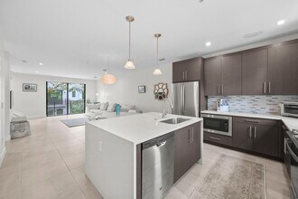 625 NE 22nd Dr in Wilton Manors, FL - Building Photo - Building Photo