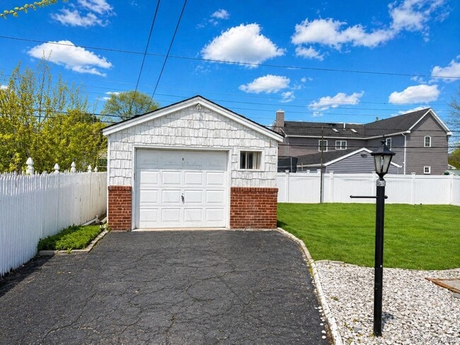 49 Garden Blvd in Hicksville, NY - Building Photo - Building Photo