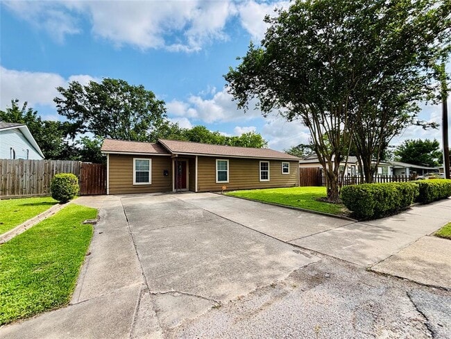 2413 Kingsdale Dr in Deer Park, TX - Building Photo - Building Photo