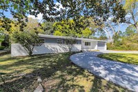 8835 Burning Tree Rd in Pensacola, FL - Foto de edificio - Building Photo