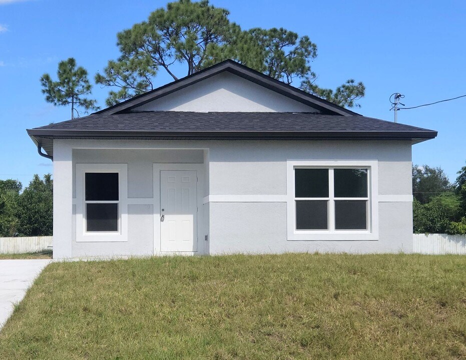 1150 Rahway St in Lehigh Acres, FL - Building Photo