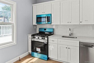 51 Spring St-Unit -B in Oyster Bay, NY - Foto de edificio - Building Photo