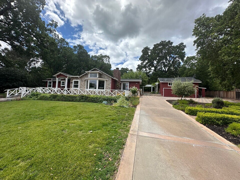 370 Del Amigo Rd in Danville, CA - Building Photo